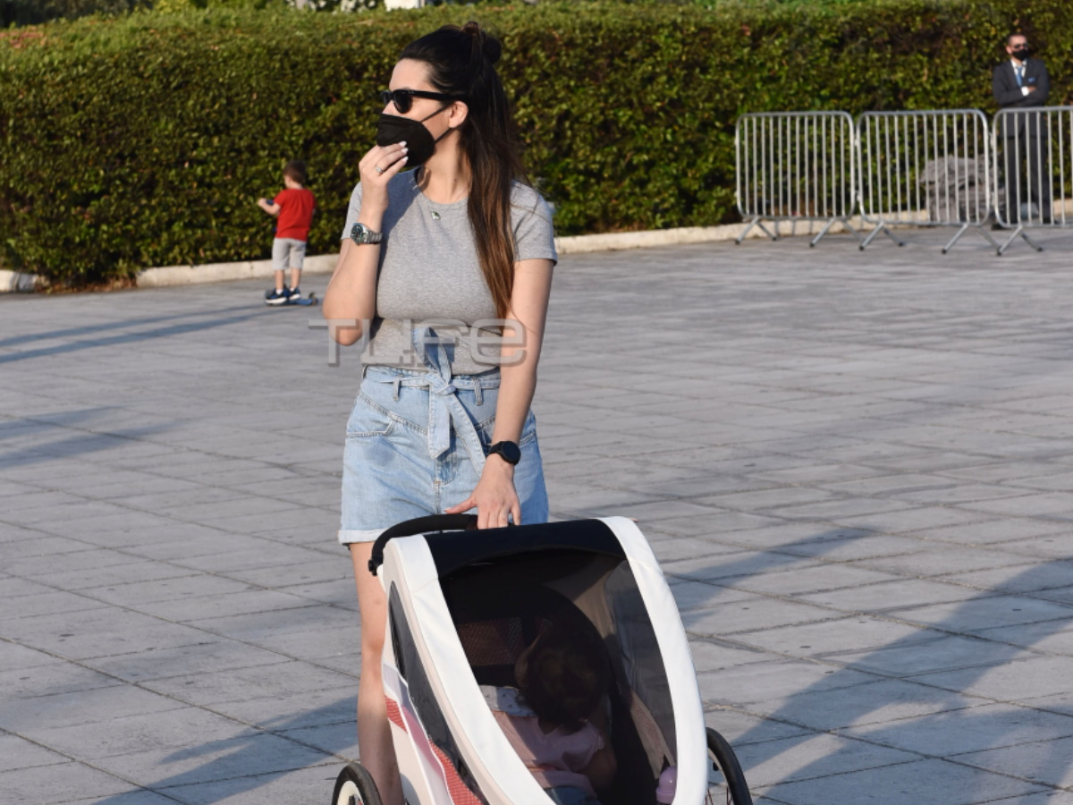 Νικολέττα Ράλλη: Βόλτα έξω από το Καλλιμάρμαρο με την ενός έτους κόρη της