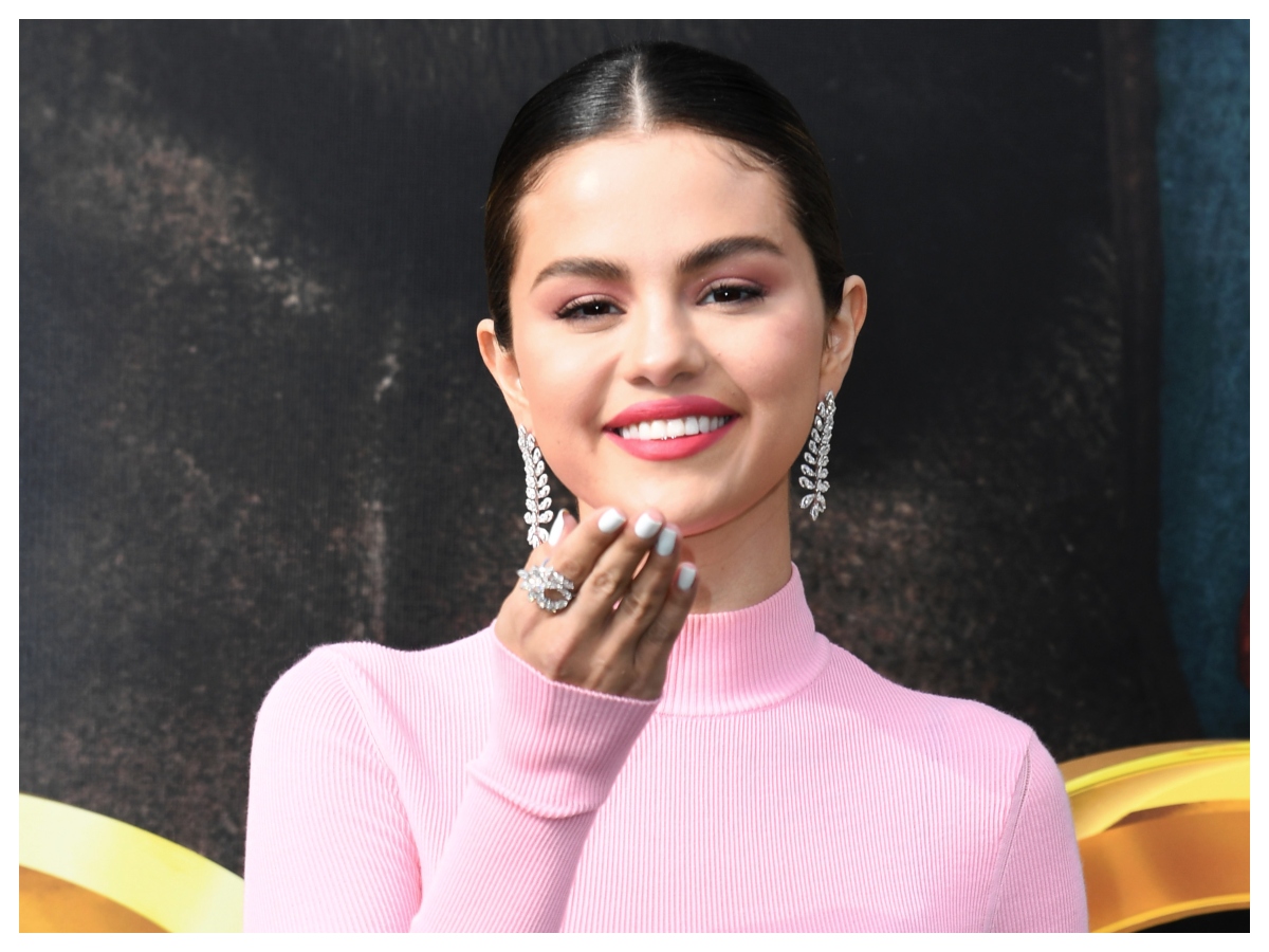 Selena Gomez: Στην τελευταία της έξοδο υιοθέτησε την πιο εντυπωσιακή πλεξούδα που έχεις δει τελευταία