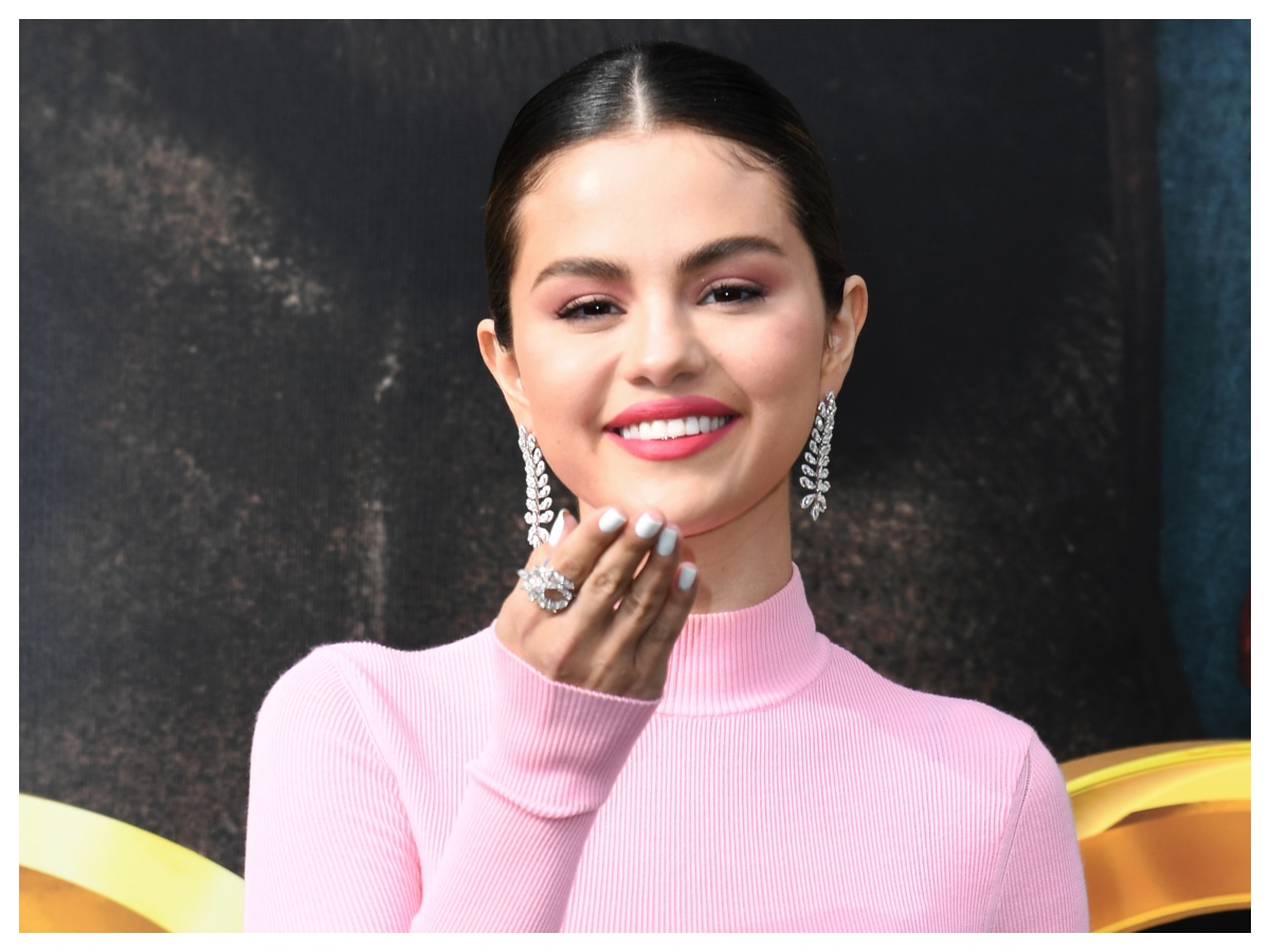 Selena Gomez: Υιοθέτησε το πιο λαμπερό μανικιούρ της Άνοιξης που είναι τέλειο για το Πάσχα