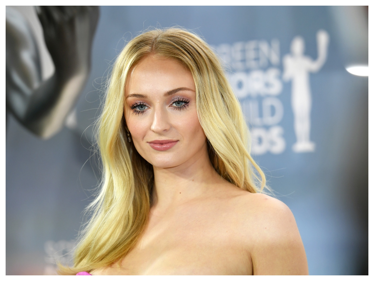 Η Sophie Turner έβαψε τα μαλλιά της κόκκινα για πρώτη φορά μετά το Game of Thrones