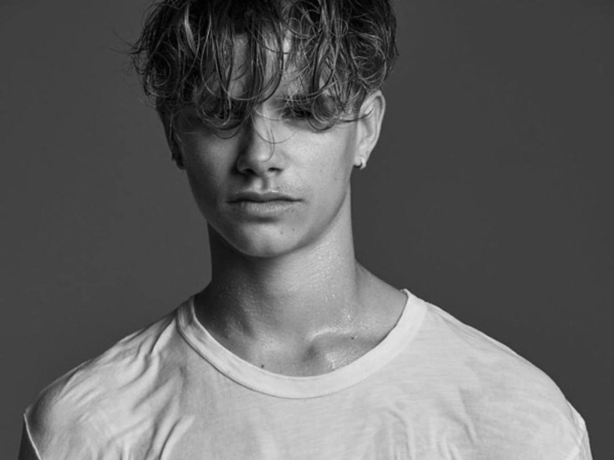 O Romeo Beckham πρωταγωνιστεί στην νέα καμπάνια του Saint Laurent