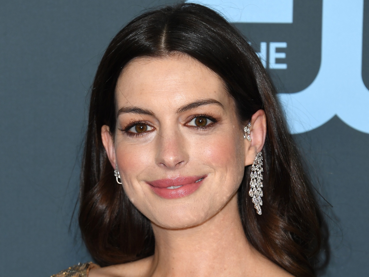 Η Anne Hathaway κάνει και πάλι cool το κούρεμα που είχαμε όλες στο σχολείο!