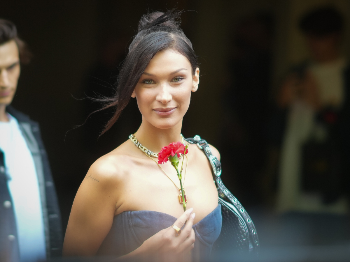 Η Bella Hadid φοράει τον κορσέ με μοναδικό styling