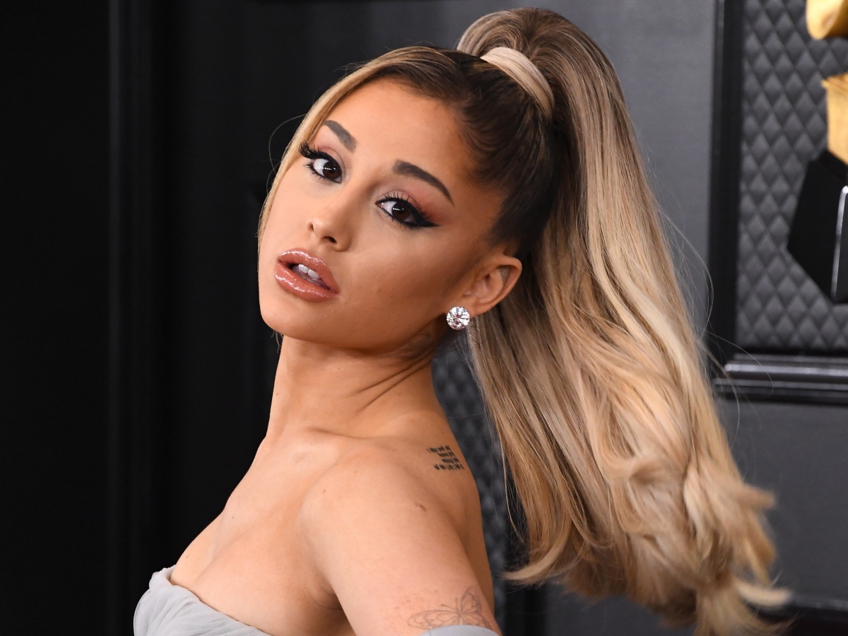 Ariana Grande: Γιορτάζει νωρίτερα το Halloween με το πιο εντυπωσιακό eyeliner look