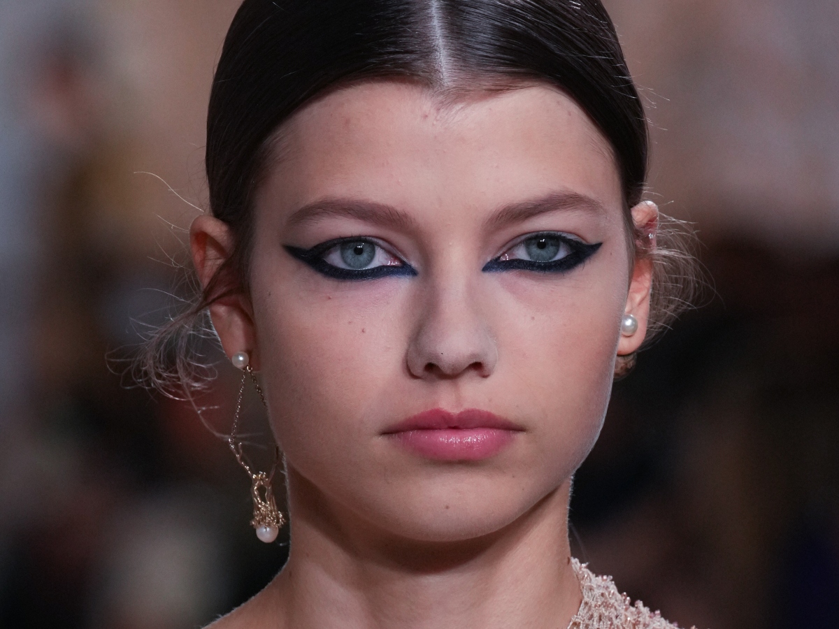 Το μπλε punk eyeliner είναι το επόμενο hot σύμφωνα με το couture show του Dior