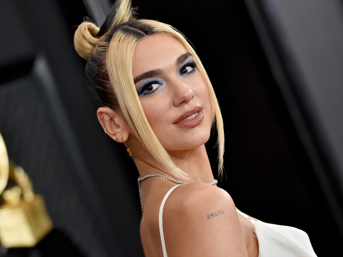 Η Dua Lipa καστανή στο νέο της βίντεο κλιπ!