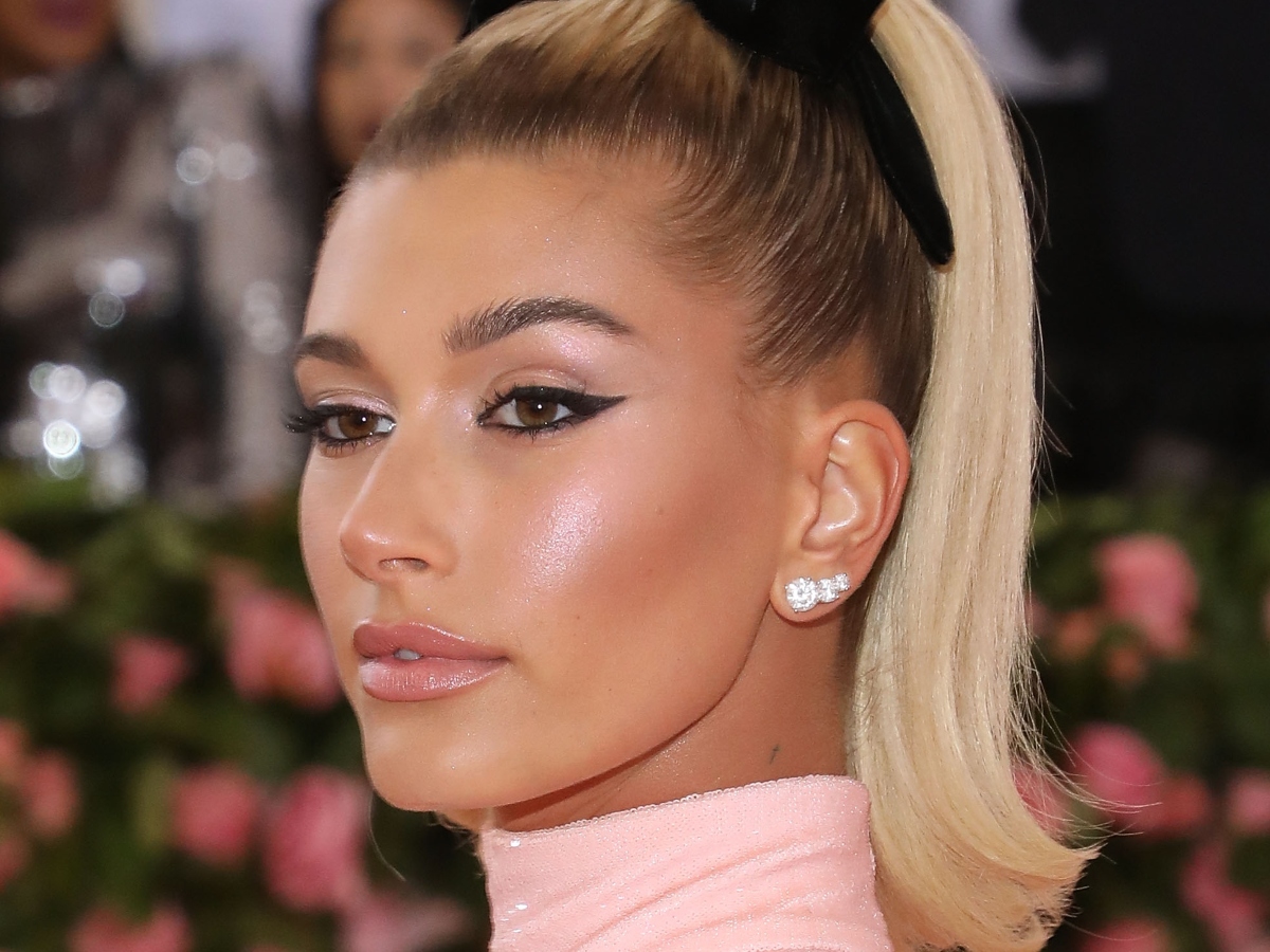 Η Hailey Bieber απογείωσε το glowy skin makeup στην τελευταία της εμφάνιση