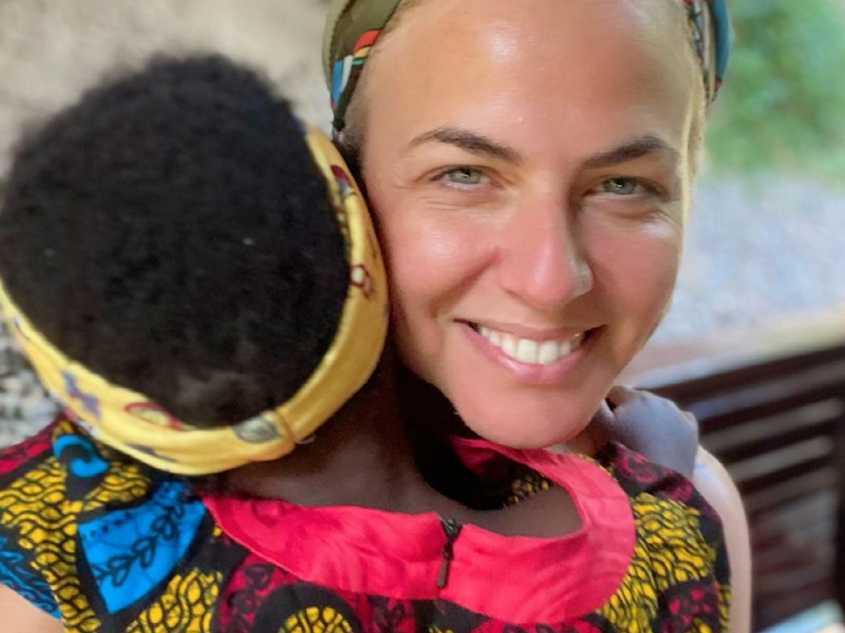 Η Χριστίνα Κοντοβά έφτασε στην Ουγκάντα: Δεν χορταίνει τις αγκαλιές με τη θετή της κόρη