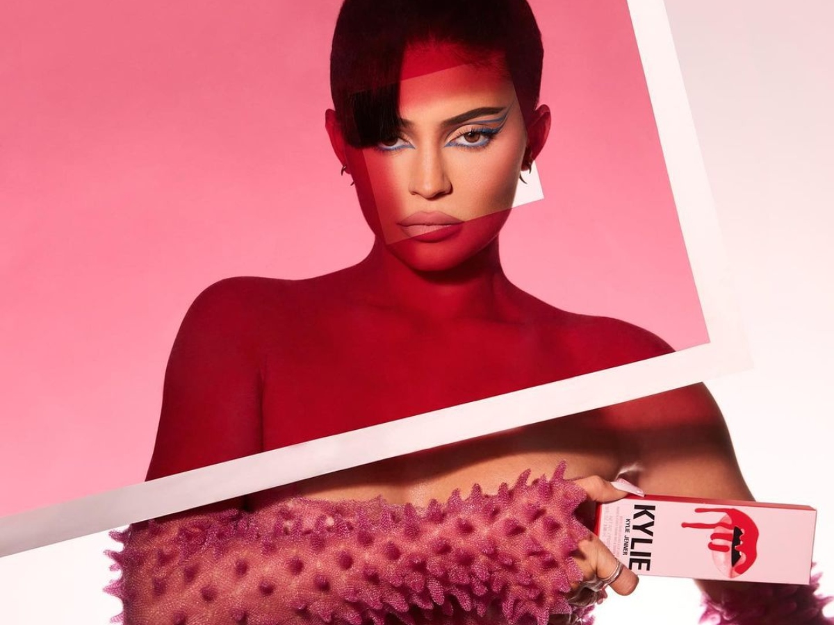 Τα Kylie Cosmetics είναι πλέον διαθέσιμα στην Αγγλία και πρέπει οπωσδήποτε να δεις τις βιτρίνες των καταστημάτων