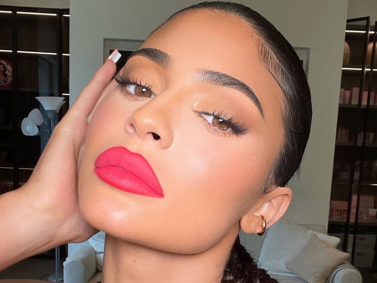 Η Kylie Jenner δοκιμάζει κραγιόν και μας ζητάει να επιλέξουμε το αγαπημένο μας!