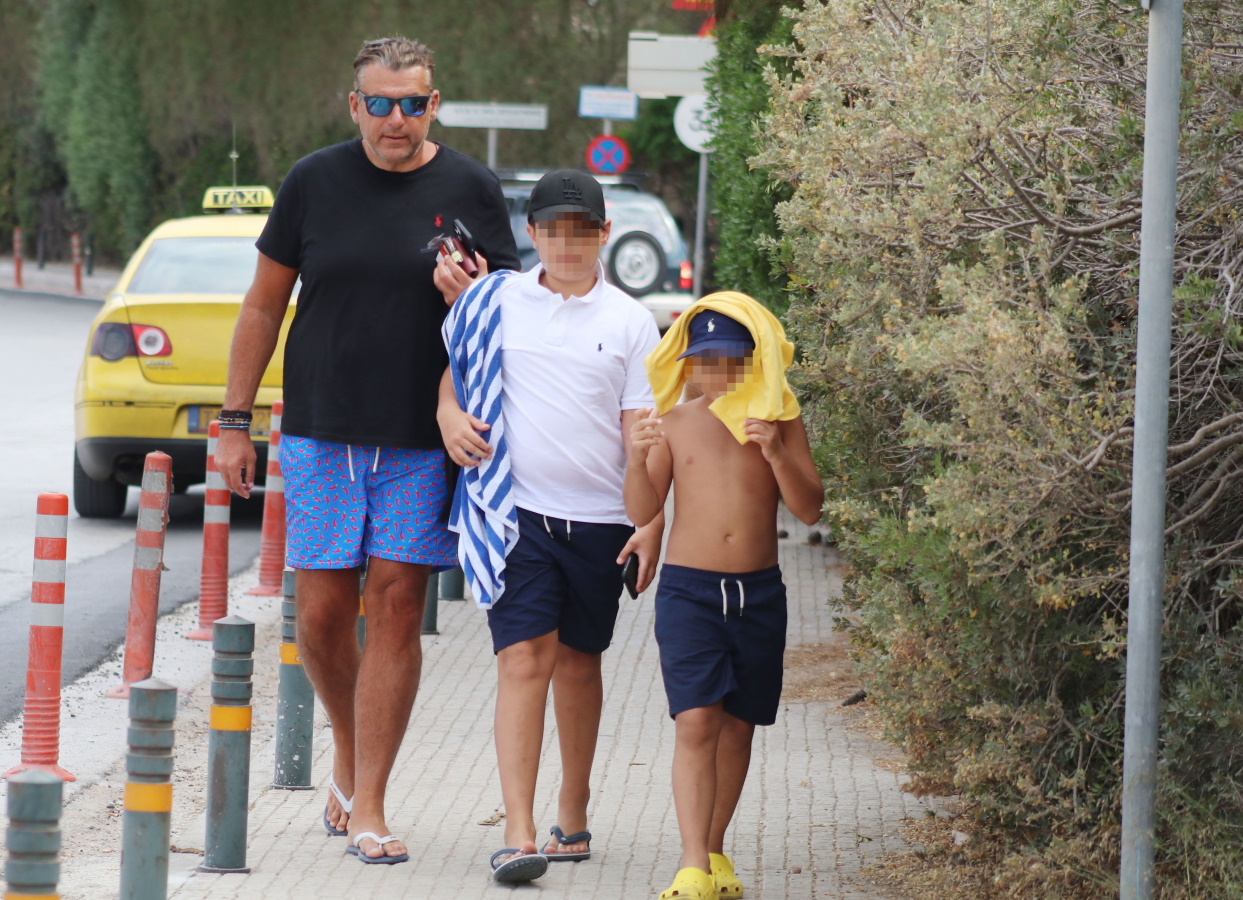 Γιώργος Λιάγκας: Διακοπές με τους γιους του στην Τήνο – Η απρόσμενη συνάντηση που είχαν