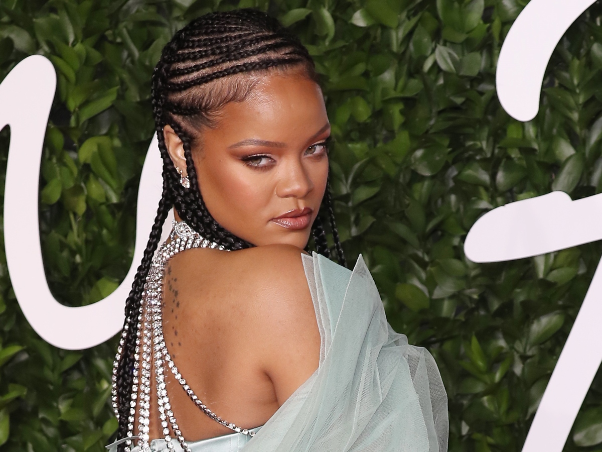 Πρέπει να δεις το μανικιούρ της Rihanna στην πρώτη της selfie μετά από καιρό