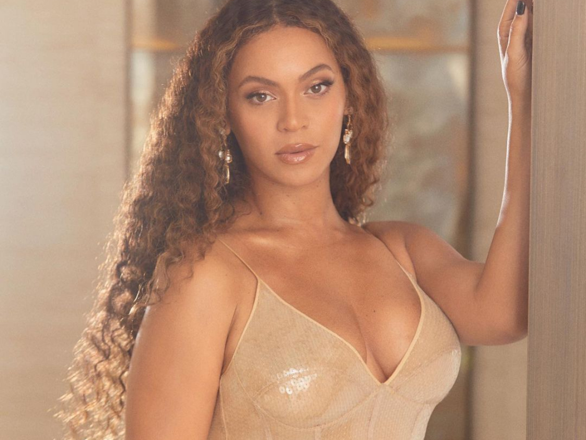 H Beyonce μας παρουσιάζει την πρώτη της συλλογή με μαγιό