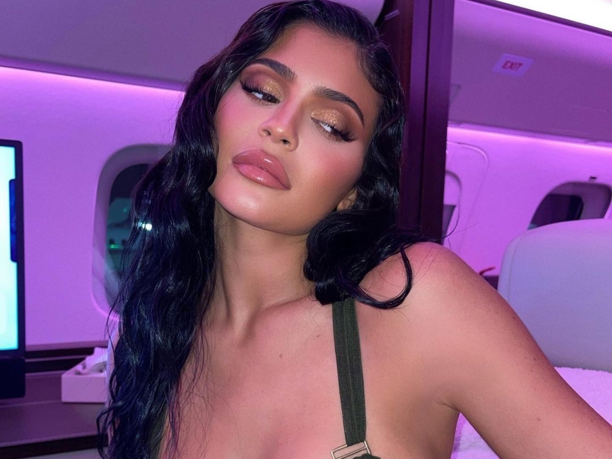 Το χρυσό make up look της Kylie Jenner είναι ότι πιο glam έχεις δει τελευταία