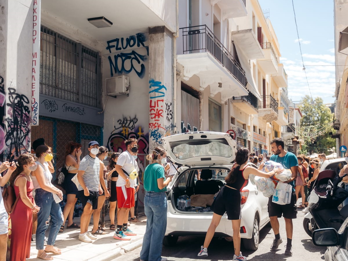 Αλυσίδα αγάπης στο κέντρο της Αθήνας για όλη την Ελλάδα – Συγκινητική προσέλευση νέων ανθρώπων