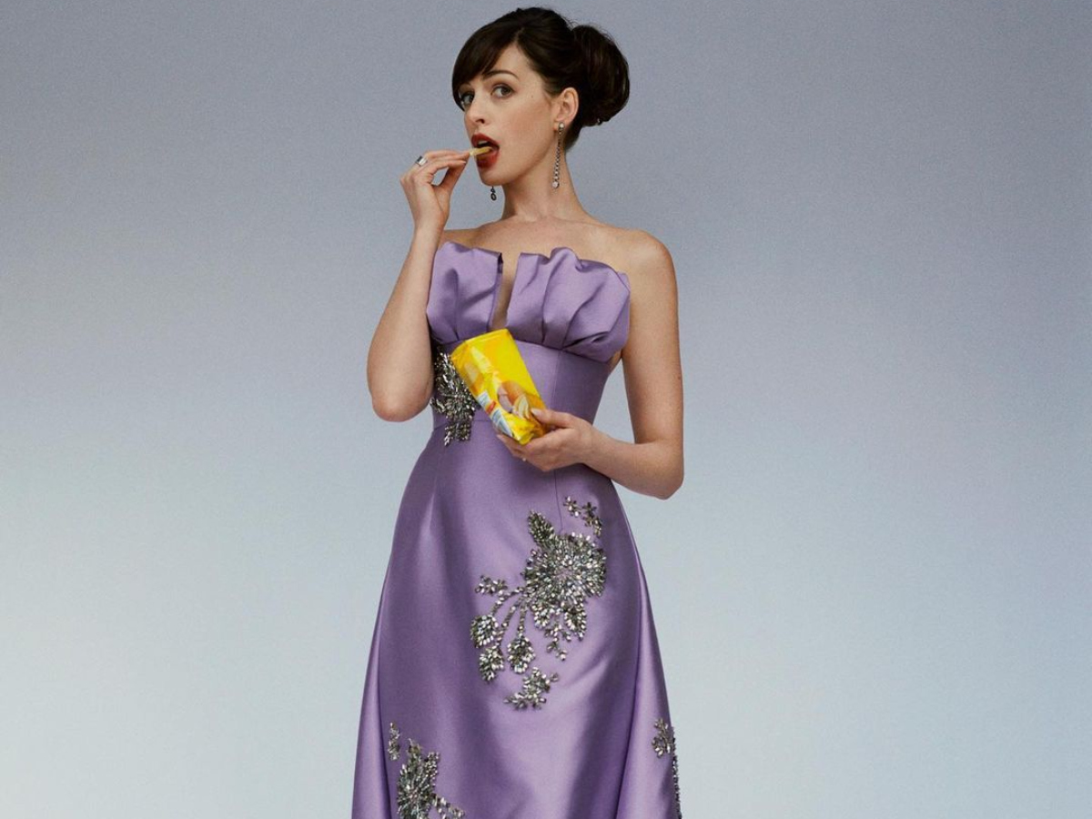 Η Anna Hathaway έχει επέτειο και φυσικά φοράει…Prada!