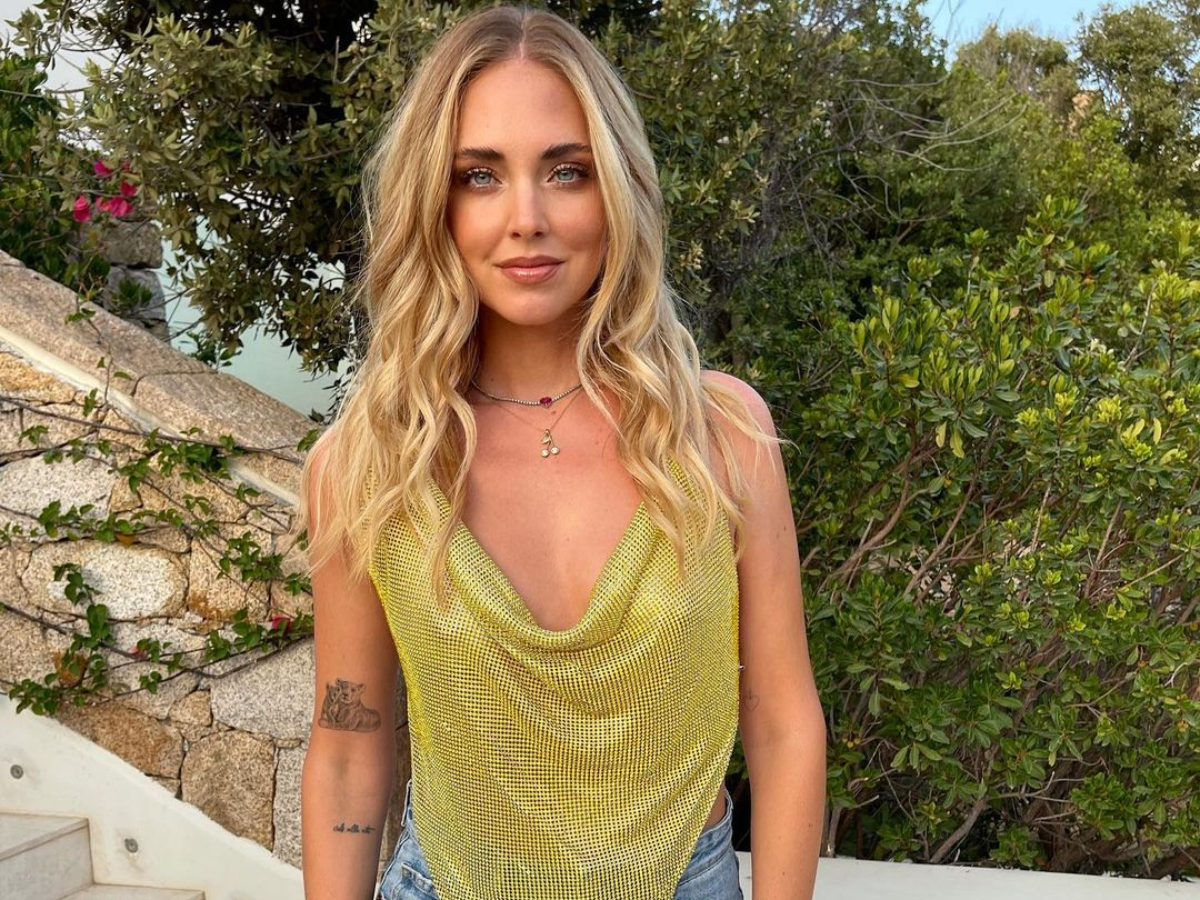 Φέτος η Chiara Ferragni συνδυάζει το τζιν της με τα πιο stylish top