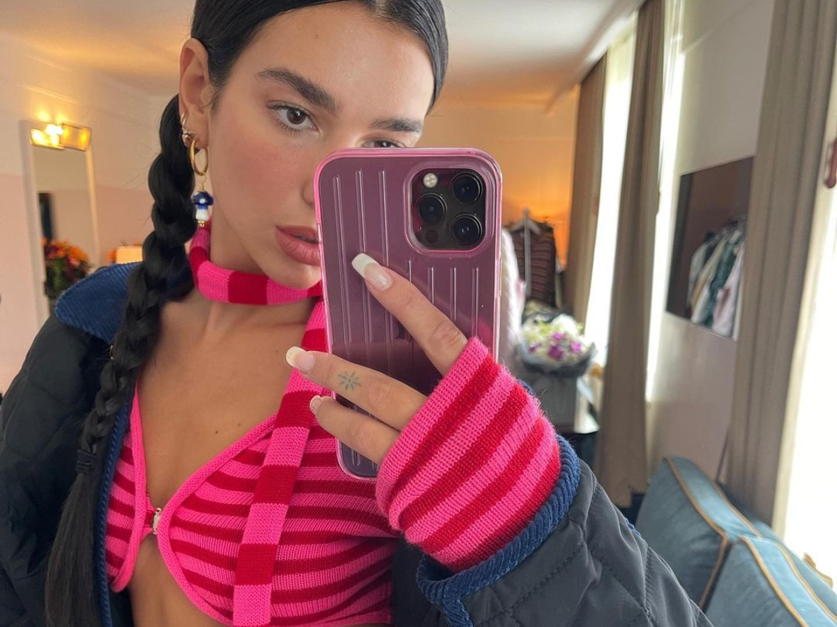 H Dua Lipa φόρεσε ήδη 2 από τις πιο δυνατές φθινοπωρινές τάσεις