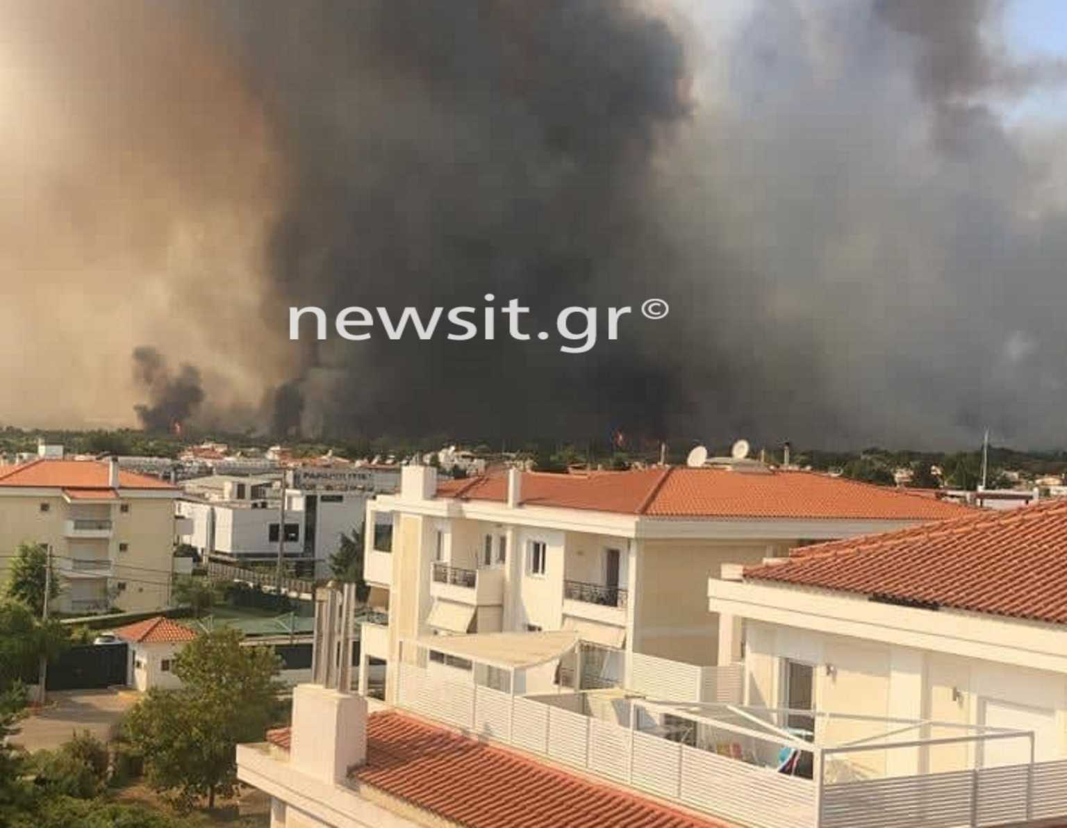 Φωτιά στη Βαρυμπόμπη: Μια ανάσα από σπίτια – Εκκενώθηκαν περιοχές