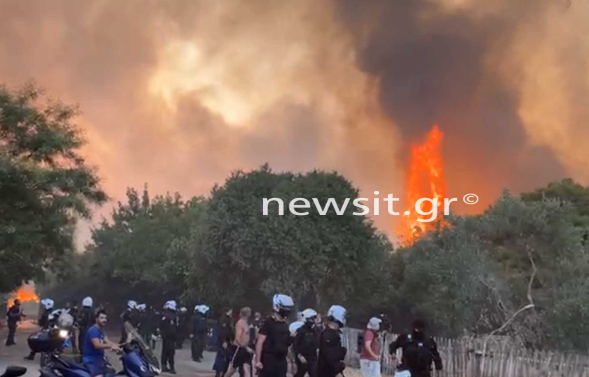 Φωτιά στη Βαρυμπόμπη: Καίγονται σπίτια – Απίστευτες εικόνες