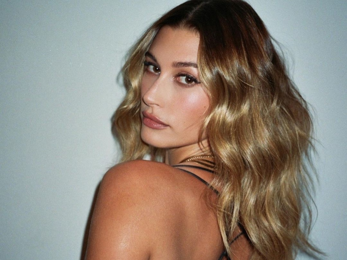Η Hailey Bieber σου δείχνει πως θα φτιάξεις τέλειους κυματισμούς στα μαλλιά
