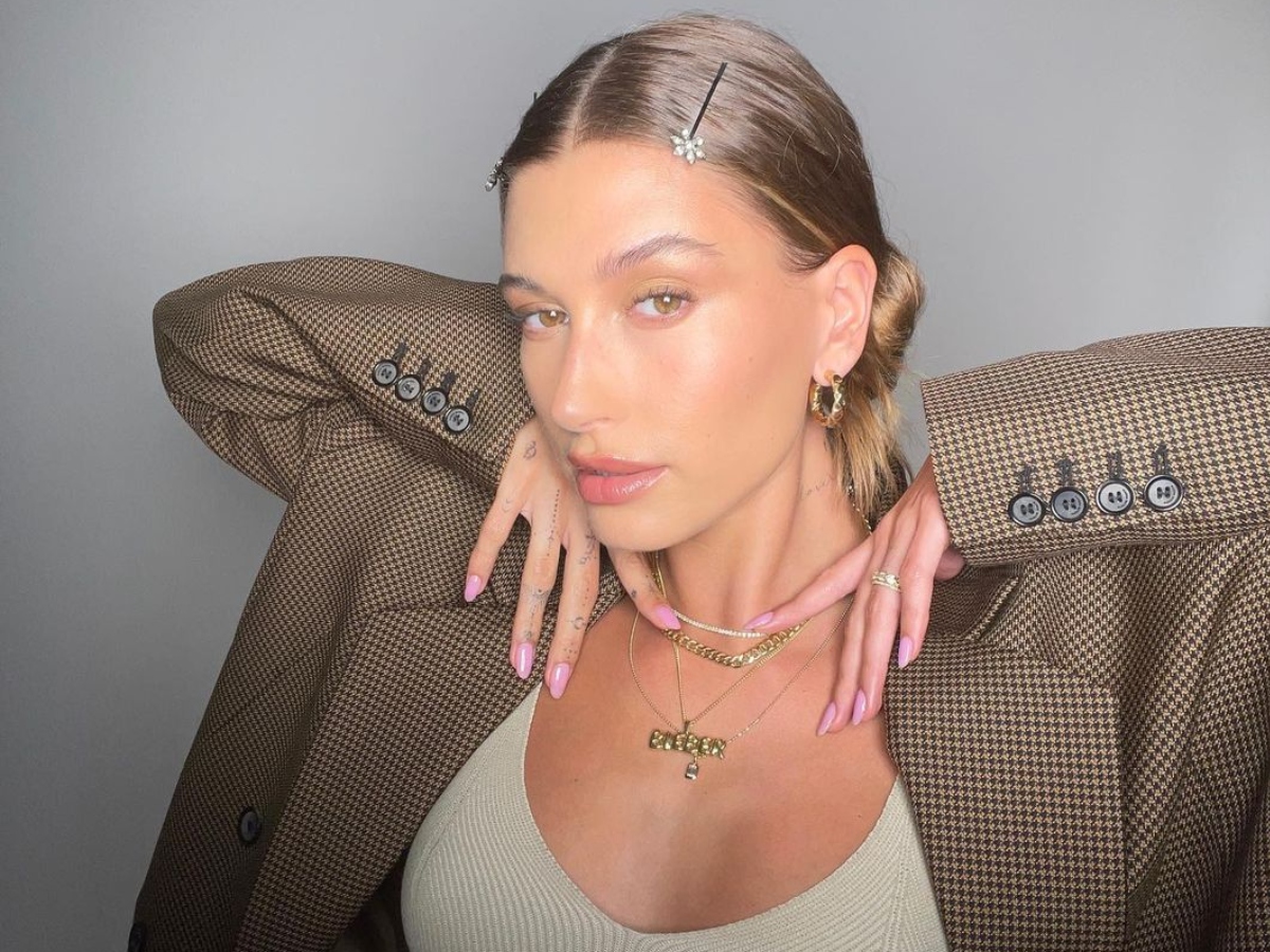 Η Hailey Bieber μας δείχνει όλα τα προϊόντα με τα οποία έκανε αυτό το μακιγιάζ