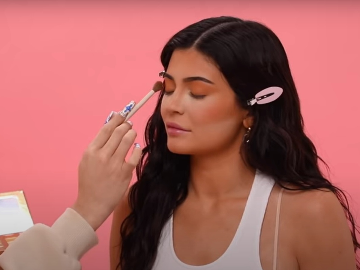 Η Kylie Jenner έκανε το μακιγιάζ της με τα προϊόντα της συλλεκτικής συλλογής και είναι τέλειο!