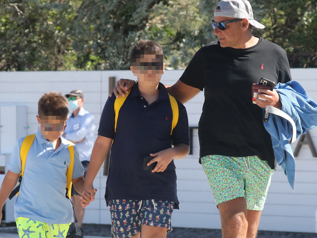 Γιώργος Λιάγκας: Οι γιοι του πήραν το τιμόνι του σκάφους του στο Μεγανήσι – Βίντεο