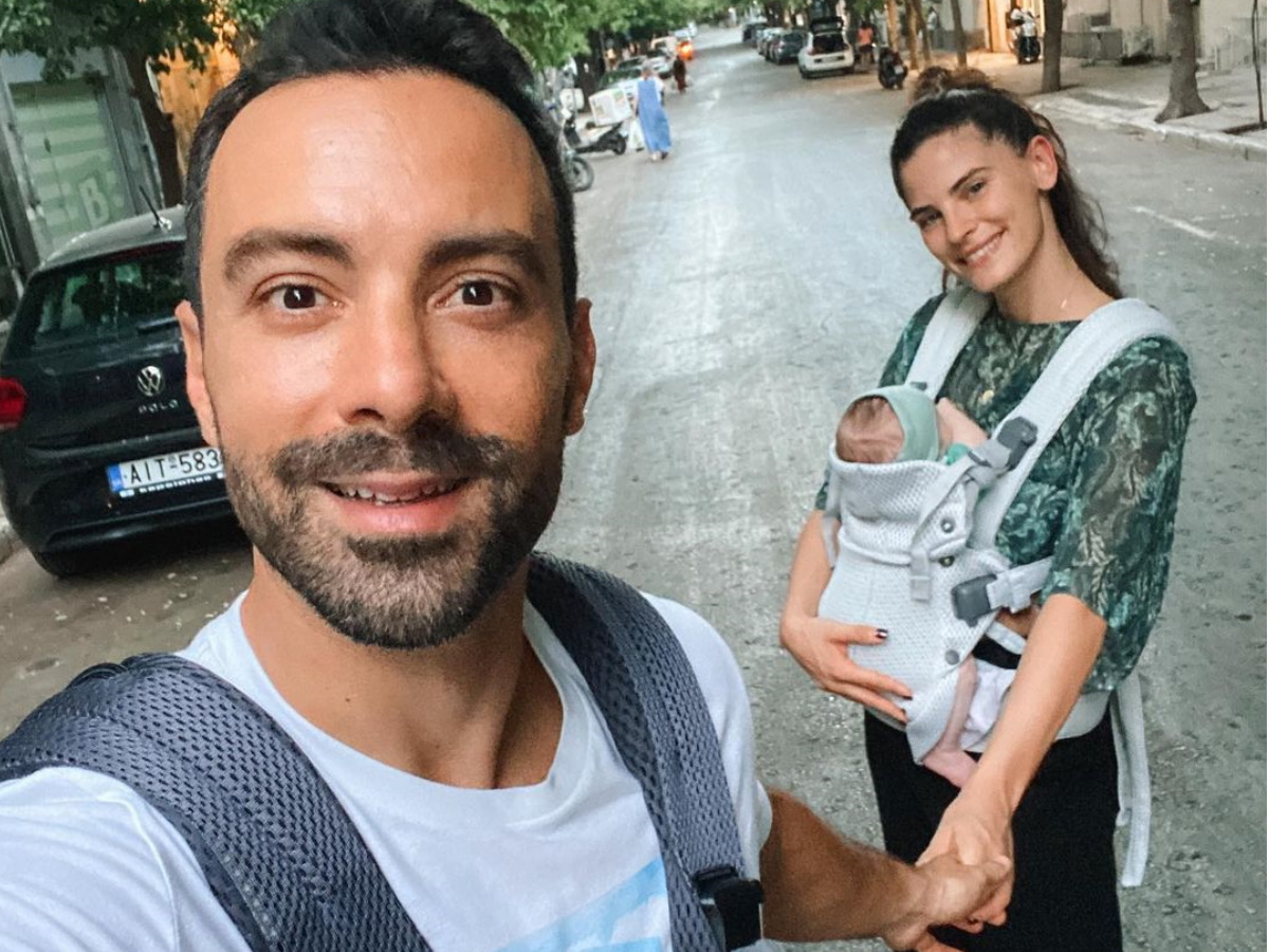 Χριστίνα Μπόμπα – Σάκης Τανιμανίδης: Κυριακάτικη βόλτα με τις δίδυμες κόρες τους