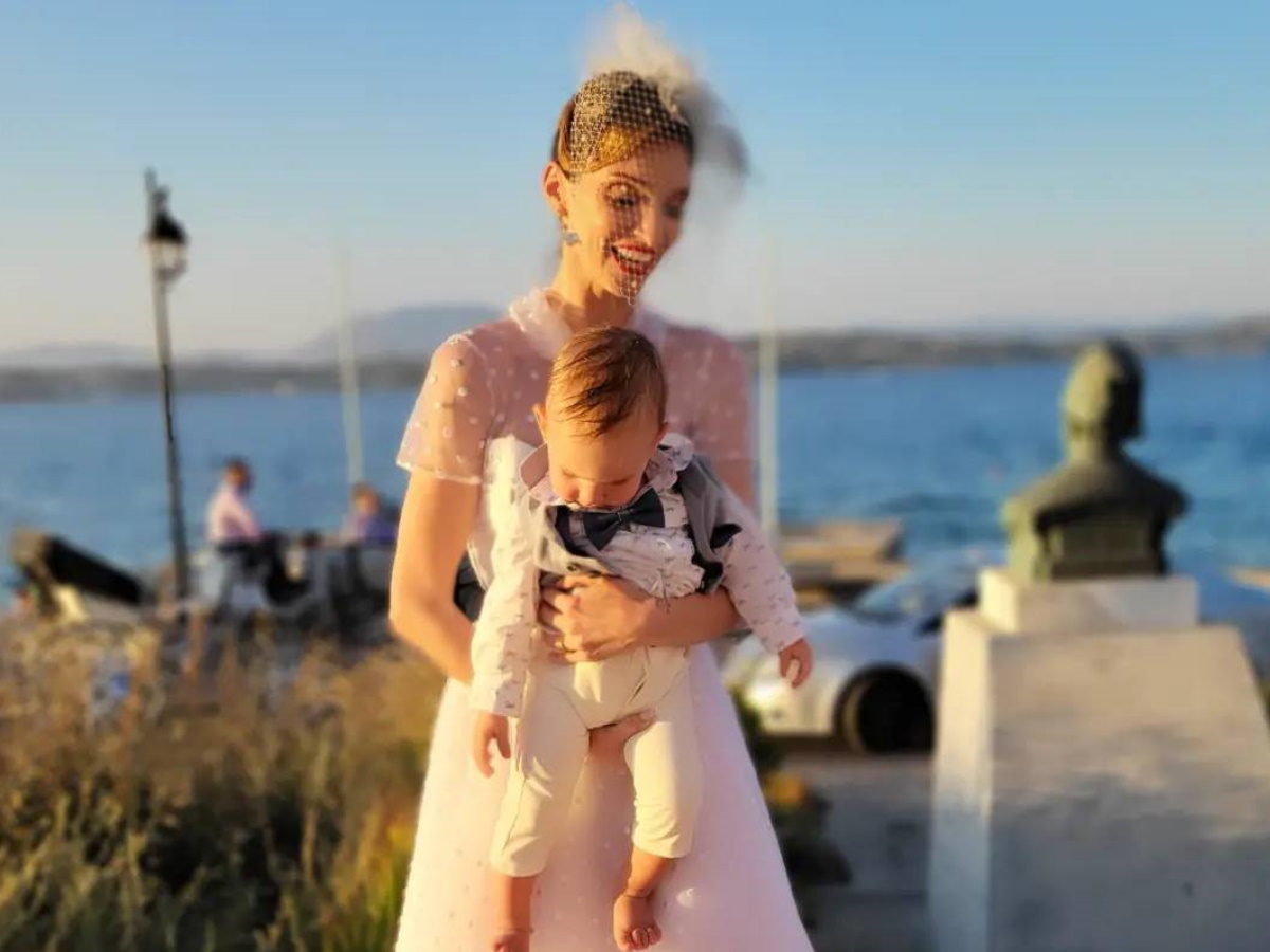 Μορφούλα Ντώνα: Παντρεύτηκε και βάφτισε τον γιο της στις Σπέτσες – Φωτογραφίες