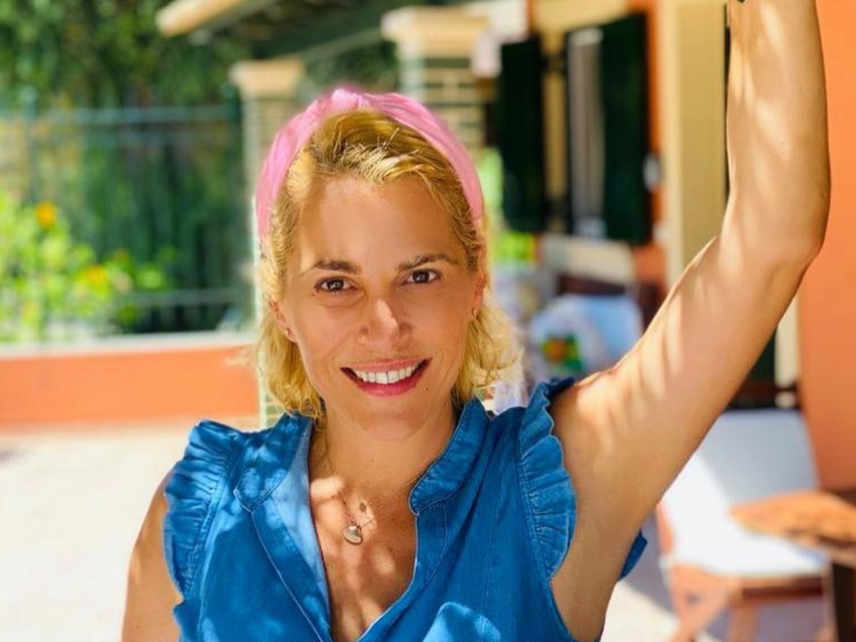 Τζένη Μπότση: Φωτογραφίζει την κόρη της Αλίκη στις διακοπές τους στην Ικαρία