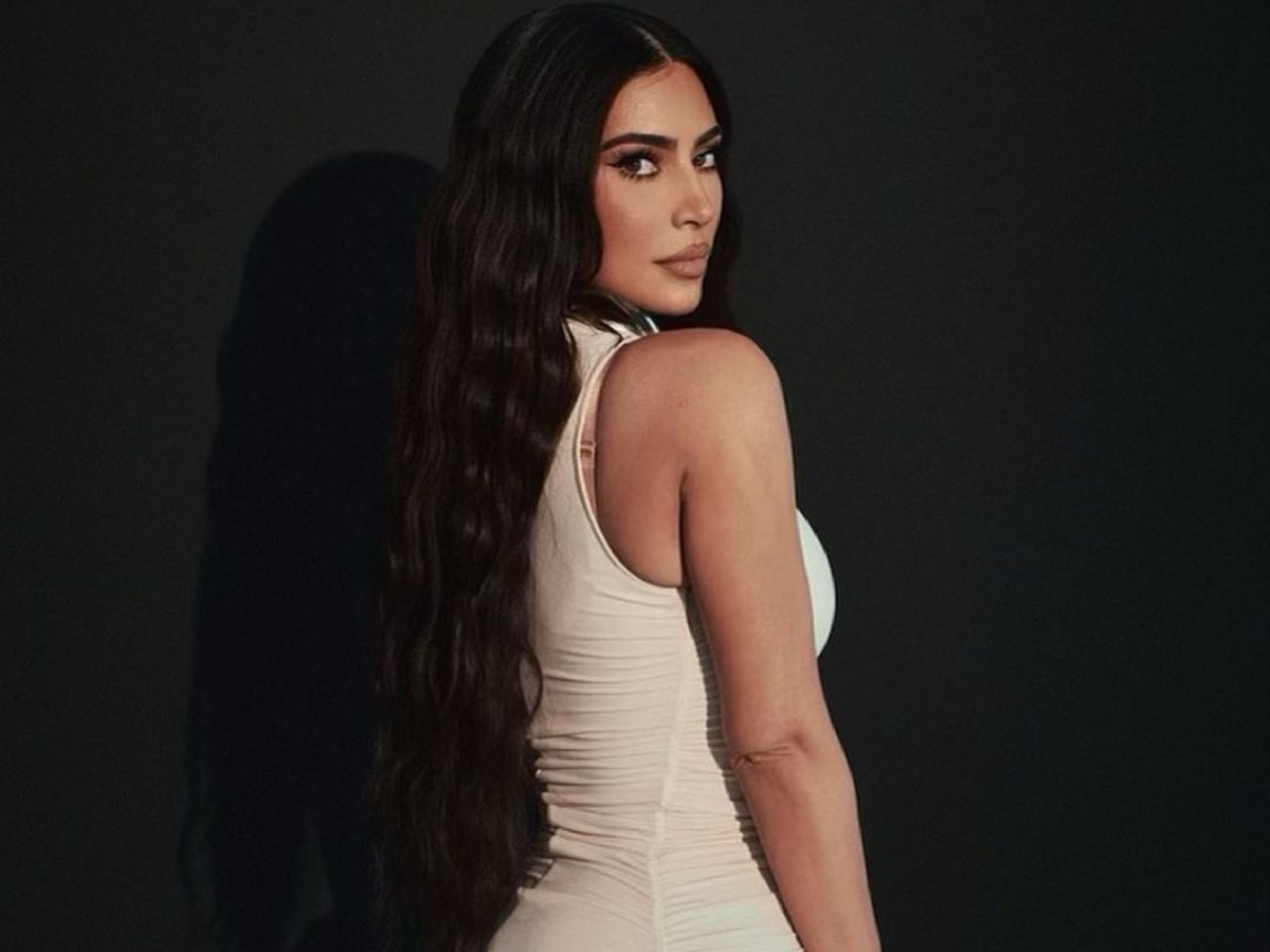 Η Kim Kardashian φοράει το αγαπημένο της χρώμα και στην παραλία