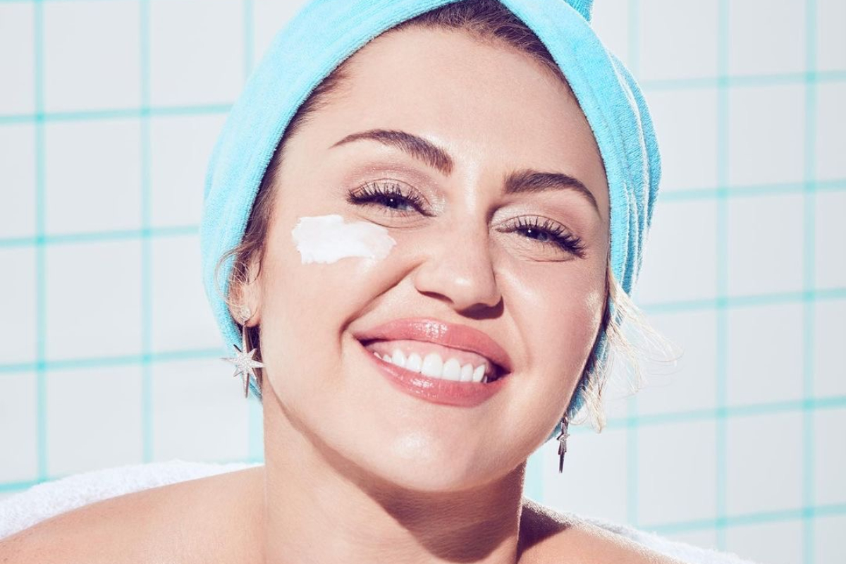 Η Miley Cyrus γίνεται η προσωπική σου beauty advisor και πρέπει να μάθεις όλες τις λεπτομέρειες