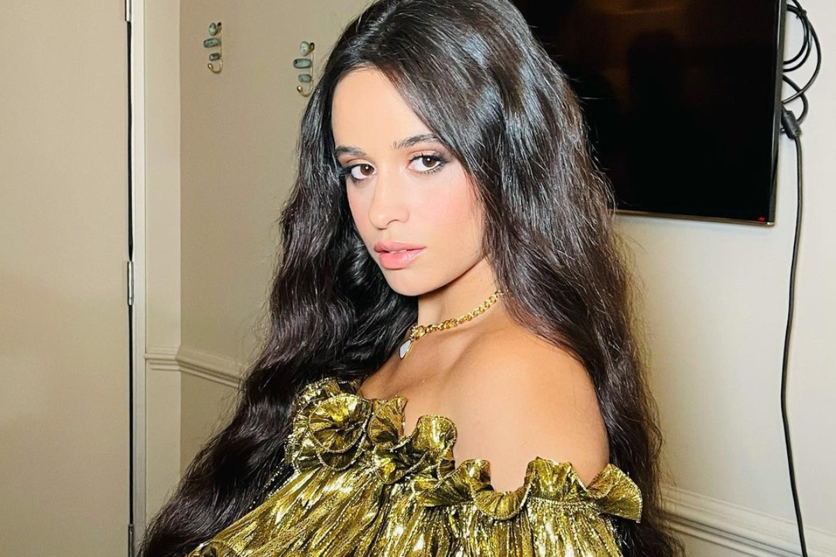 Camila Cabello: Μια Rock & Roll Σταχτοπούτα με sleek αλογοουρά και cat eye look