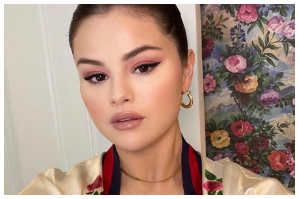 Η Selena Gomez υιοθέτησε δύο nail looks τέλεια για το weekend