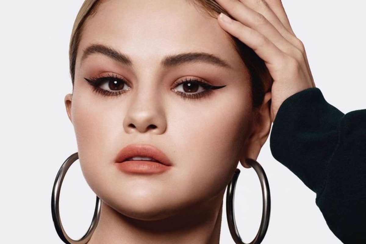 Το φθινοπωρινό μανικιούρ της Selena Gomez και τρία βερνίκια για να το αντιγράψεις