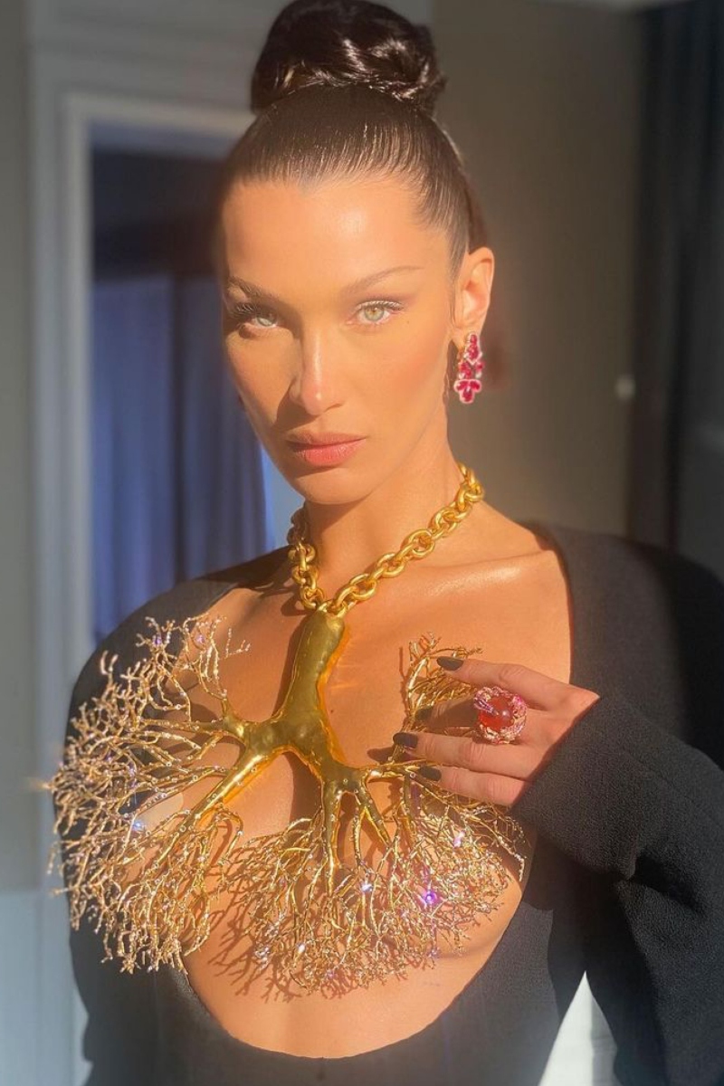 Η Bella Hadid επαναφέρει στο προσκήνιο το beauty trend που θέλεις να ξεχάσεις