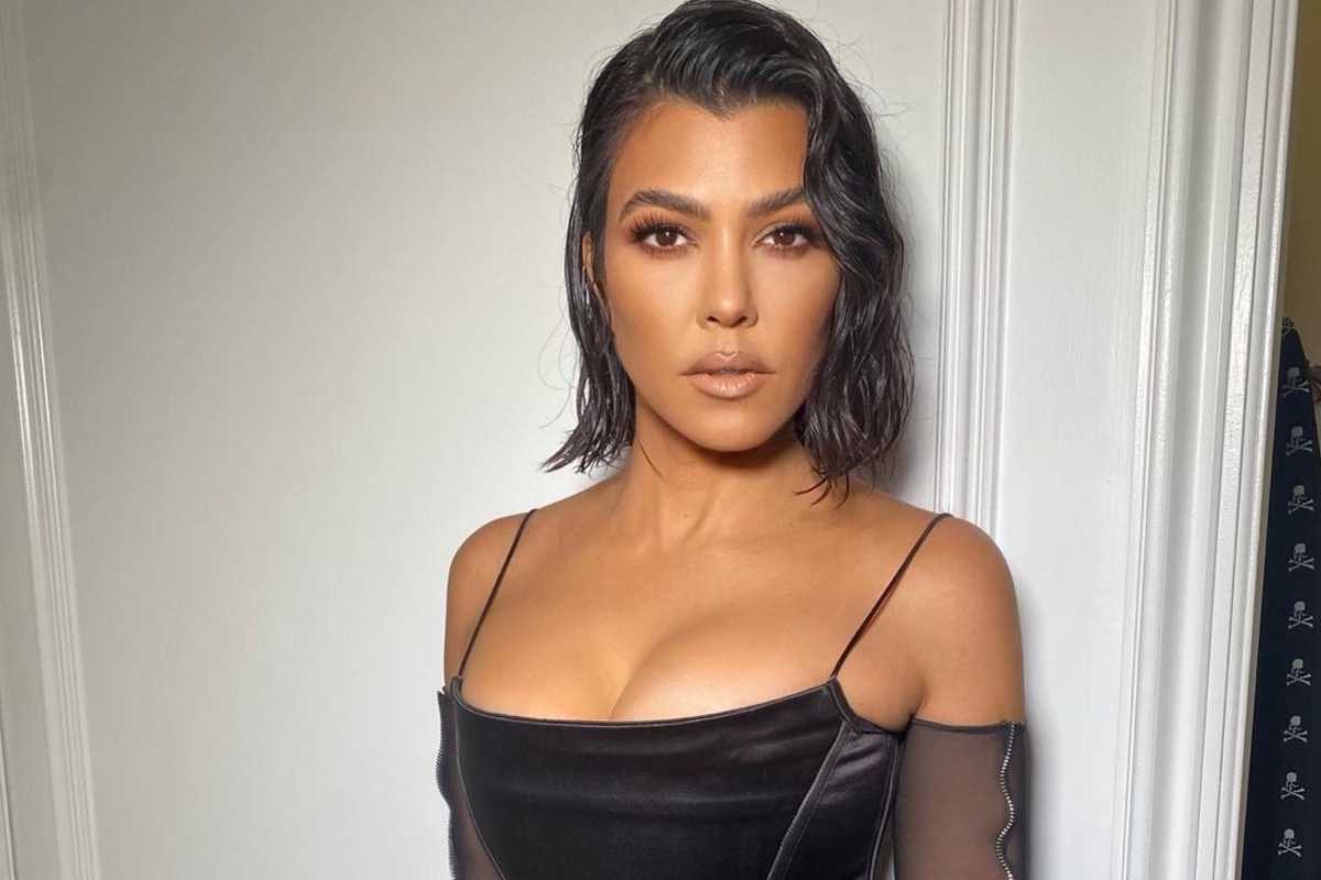 Nail inspo: Η Kourtney Kardashian υιοθέτησε το απόλυτο χρώμα του Φθινοπώρου