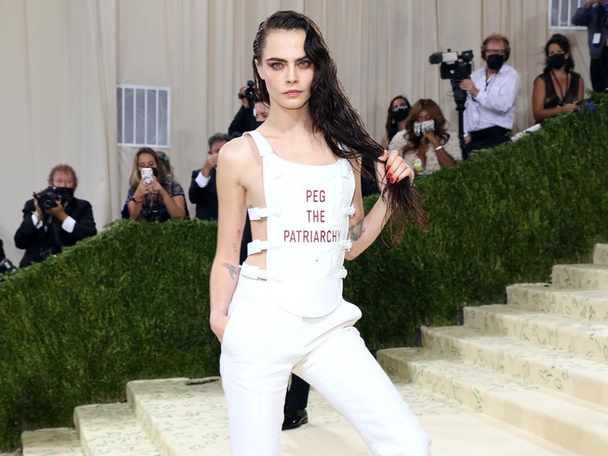 Met Gala: To ισχυρό μήνυμα που έστειλε η Cara Delevingne με την εμφάνιση της