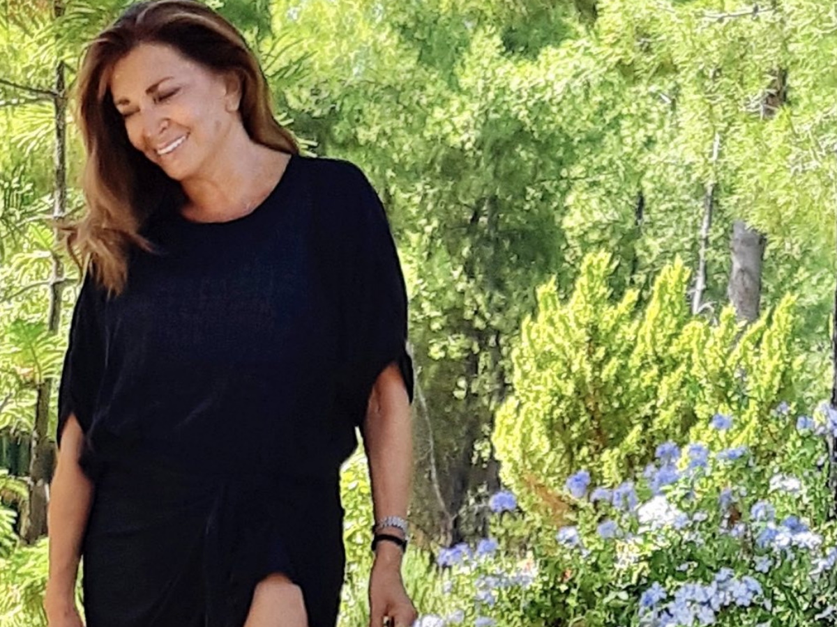 Μιμή Ντενίση: Η φωτογραφία με ολόσωμο μαύρο μαγιό – Τελευταίες βουτιές στο εξοχικό της στον Θεολόγο