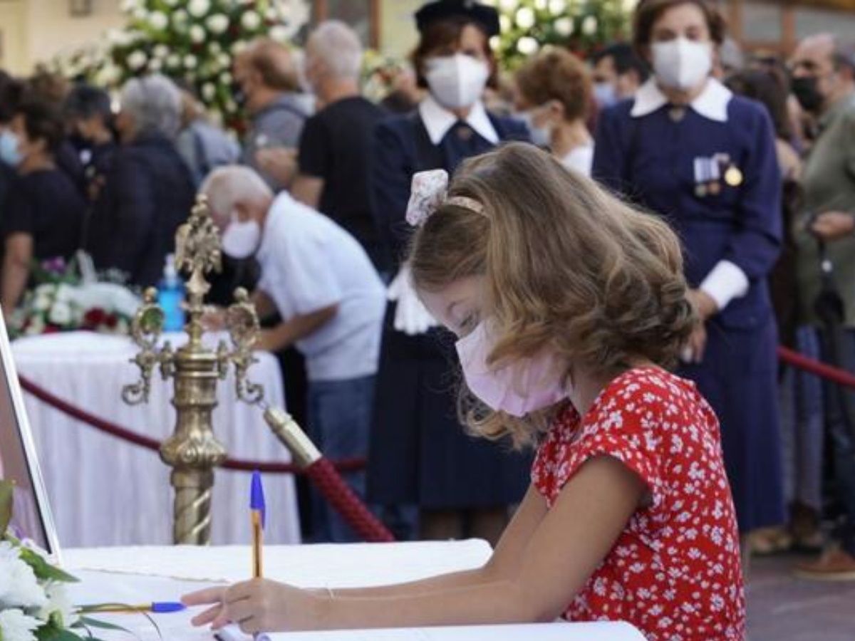 Κηδεία Μίκη Θεοδωράκη: “Σε αγαπάμε φίλε μας” – Συγκινεί το μήνυμα του μικρού κοριτσιού