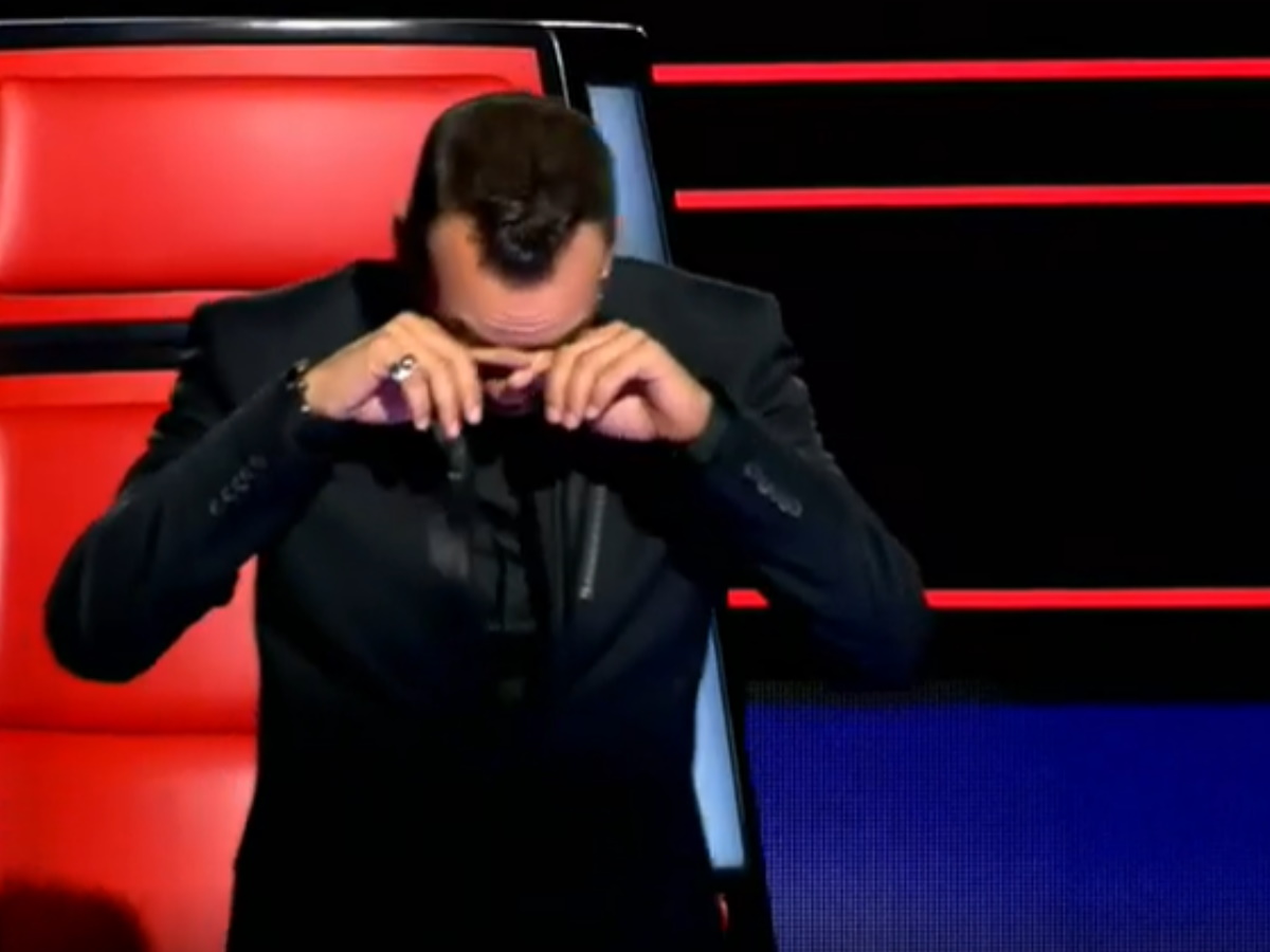 The Voice: Επικό σκηνικό με τον Μουζουράκη – Άρχισε να ξεματιάζει διαγωνιζόμενη στη σκηνή