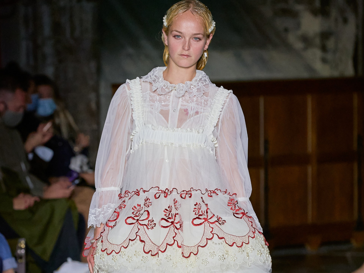 Η Simone Rocha έκανε το show της σε μία μεσαιωνική εκκλησία