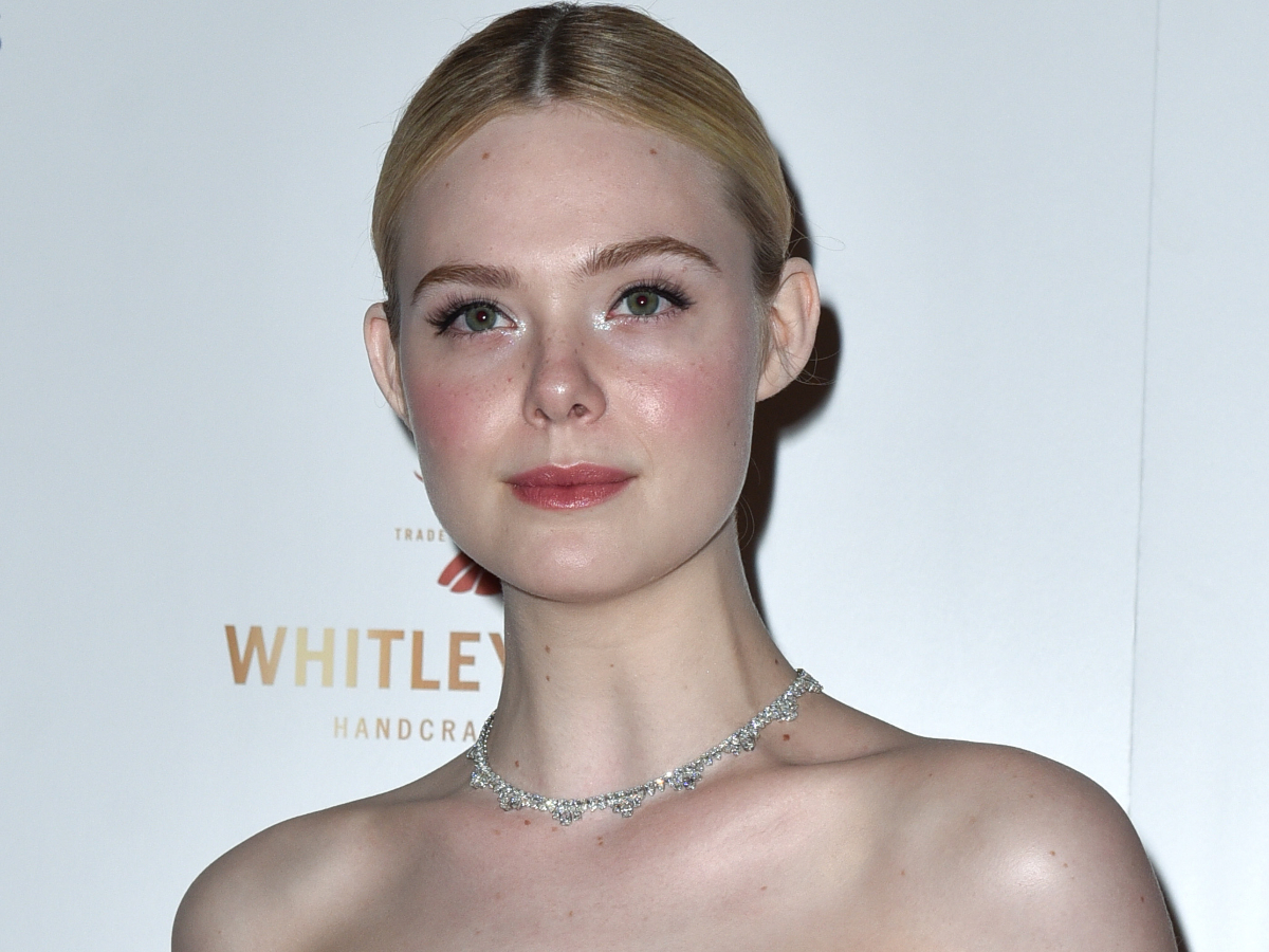 H Elle Fanning μιλά για την ομορφιά και την γυναικεία ενδυνάμωση δίνοντας ένα δυνατό μήνυμα στη νέα γενιά