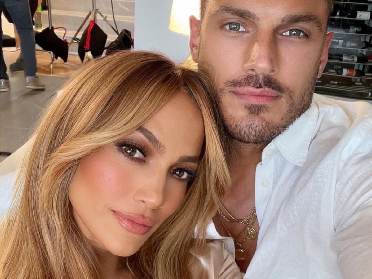 O hairstylist της Jennifer Lopez σου δείχνει πώς θα φτιάξεις μόνη σου απίθανες bubble poyntails