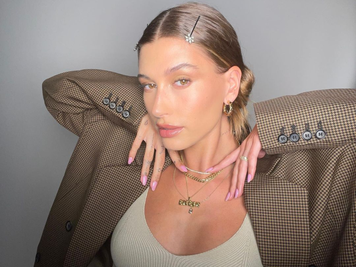 Το νέο hair look της Hailey Bieber έχει τις αποχρώσεις του Φθινοπώρου