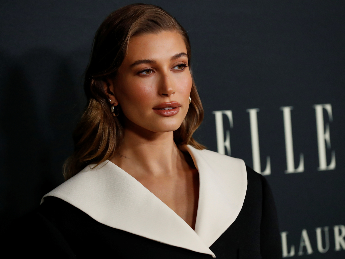 Δες την Hailey Bieber σε σπάνια εμφάνιση με ρετρό στιλ