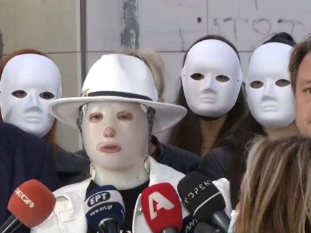 Επίθεση με βιτριόλι: Φόρεσαν μάσκες για να στηρίξουν την Ιωάννα Παλιοσπύρου
