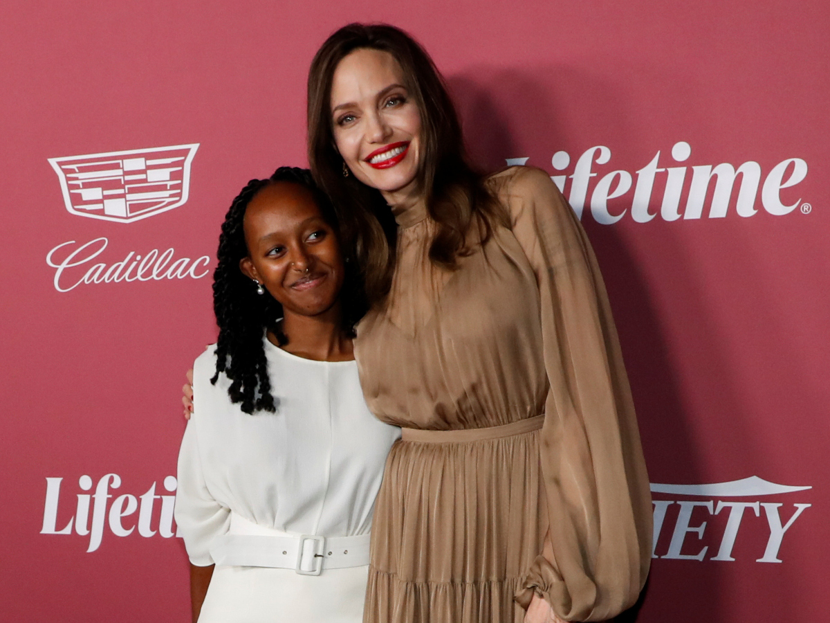 Angelina Jolie: Kάνει την διαφορά στο red carpet με minimal εμφάνιση που λατρέψαμε