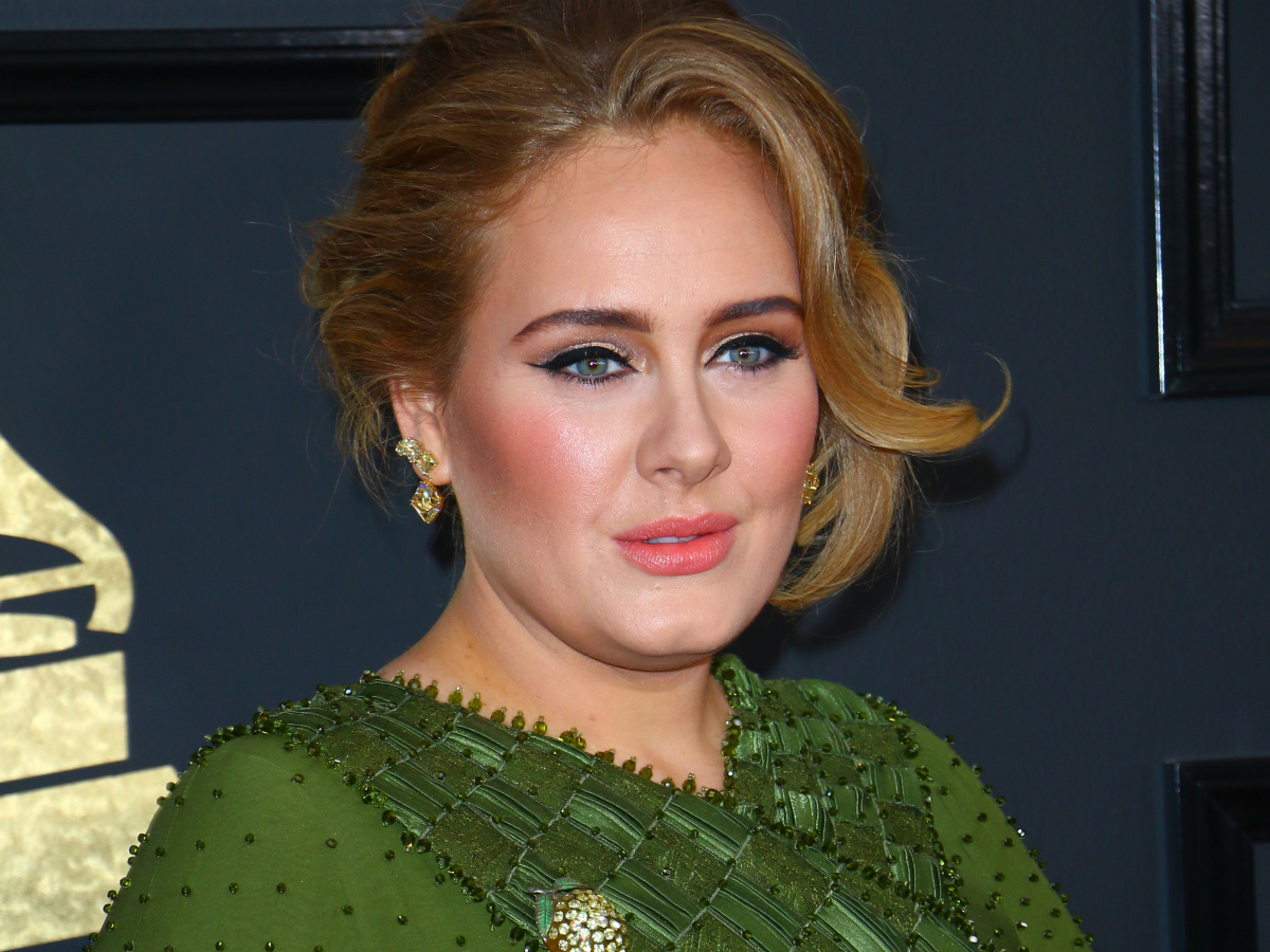 Η Adele γράφει ιστορία: Γίνεται εξώφυλλο τον ίδιο μήνα σε αμερικάνικη και βρετανική Vogue